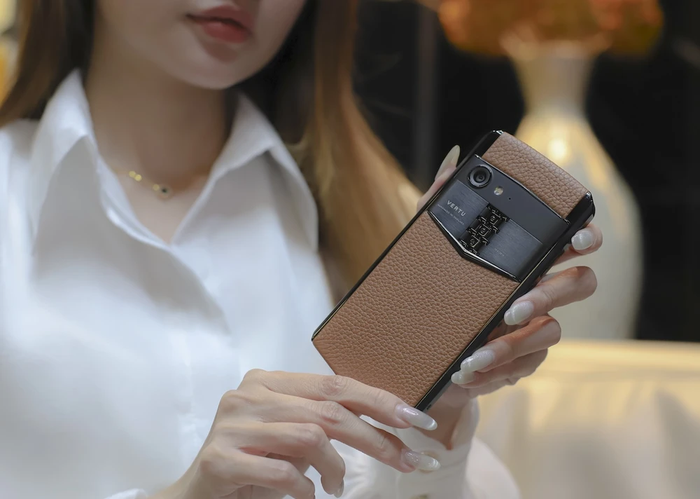 Vertu Aster P với nhận diện đặc trưng