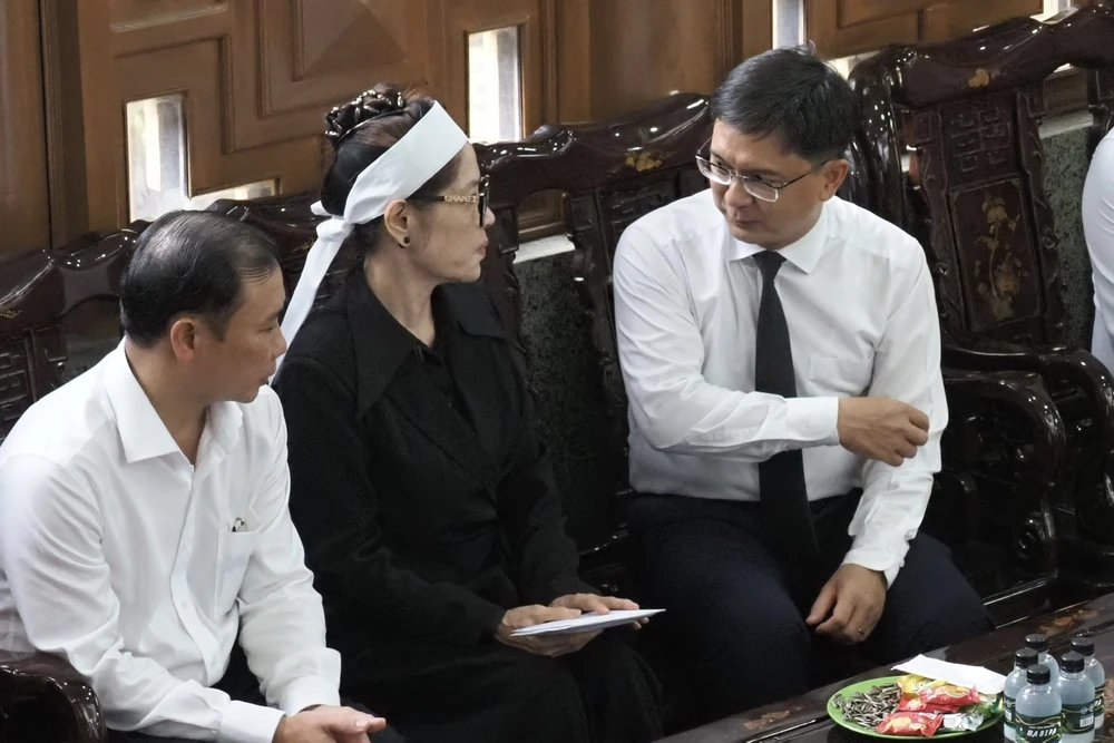 Đồng chí Nguyễn Mạnh Cường chia sẻ những tình cảm sâu sắc với gia quyến của Giáo sư, Tiến sĩ Đặng Lương Mô. Ảnh: HOÀNG HÙNG e093700fa262dc9976428c442326a033.JPG