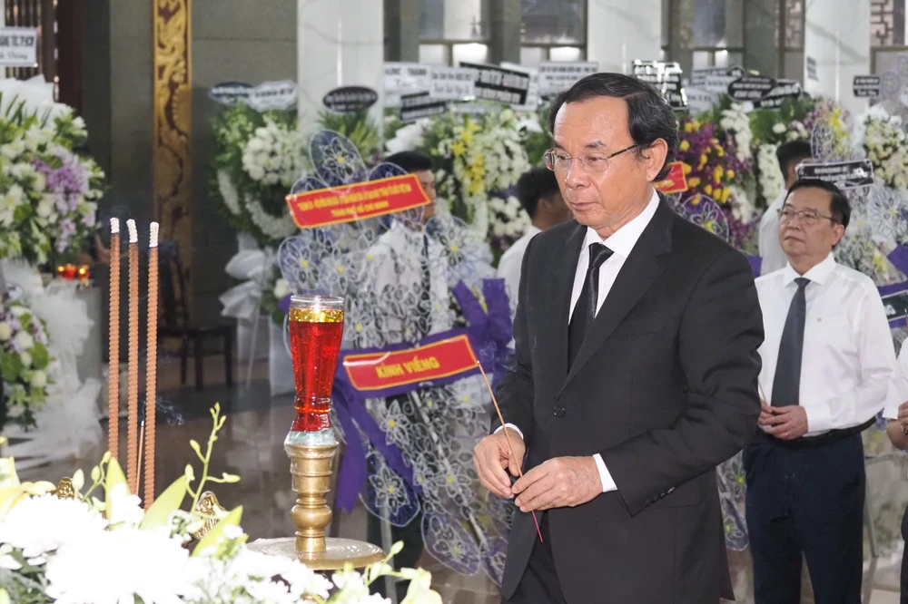 Bí thư Thành ủy TPHCM Nguyễn Văn Nên viếng Giáo sư, Tiến sĩ Đặng Lương Mô. Ảnh: HOÀNG HÙNG