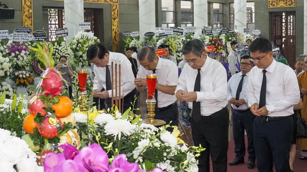 Đoàn đại biểu Thành ủy - HĐND - UBND - Ủy ban MTTQ Việt Nam TPHCM viếng Giáo sư, Tiến sĩ Đặng Lương Mô. Ảnh: HOÀNG HÙNG IMG_1283.JPG