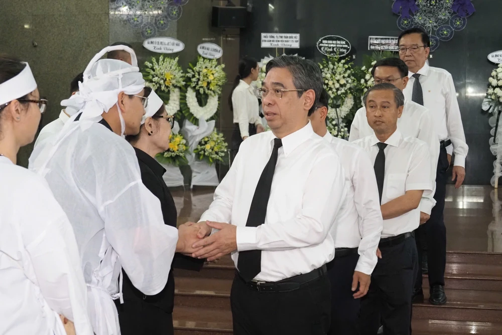 Đồng chí Nguyễn Phước Lộc chia sẻ tình cảm sâu sắc với gia quyến của Giáo sư, Tiến sĩ Đặng Lương Mô. Ảnh: HOÀNG HÙNG IMG_1285.JPG