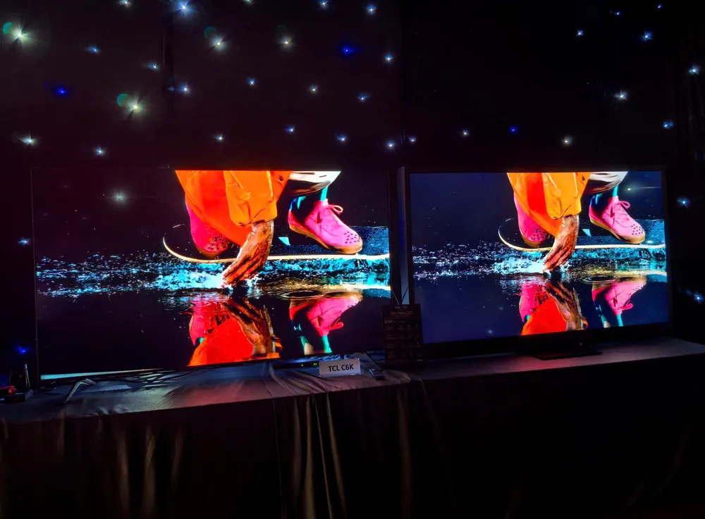Độ tương phản mà màu đen của TCL C6K (bên phải) vượt trội so với các TV QLED cùng phân khúc trên thị trường nhờ tấm nền QD-Mini LED C6K_comparison.jpg