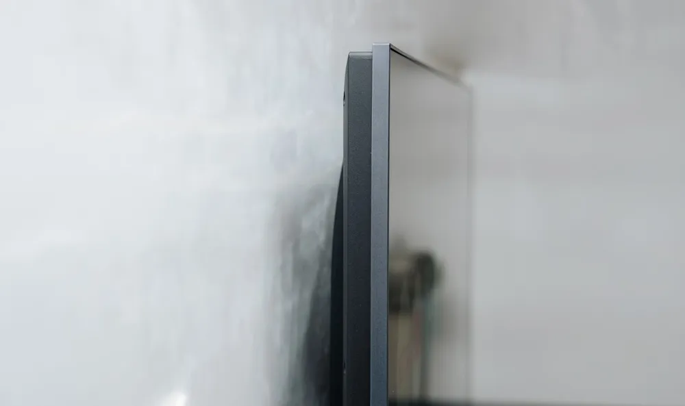 Được trang bị loa siêu trầm tích hợp vào mặt sau để tăng cường chất lượng âm thanh, nhưng C6K vẫn đủ mỏng để treo tường C6K-thin.jpg