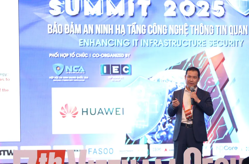 Herr Louis Lou, Vizepräsident der Abteilung für Cybersicherheit und Datenschutz von Huawei, äußerte sich auf dem Vietnam Security Summit 2025 Ông Louis Lou - Phó Chủ tịch Bộ phận An ninh mạng và Bảo vệ quyền riêng tư của Huawei.JPG