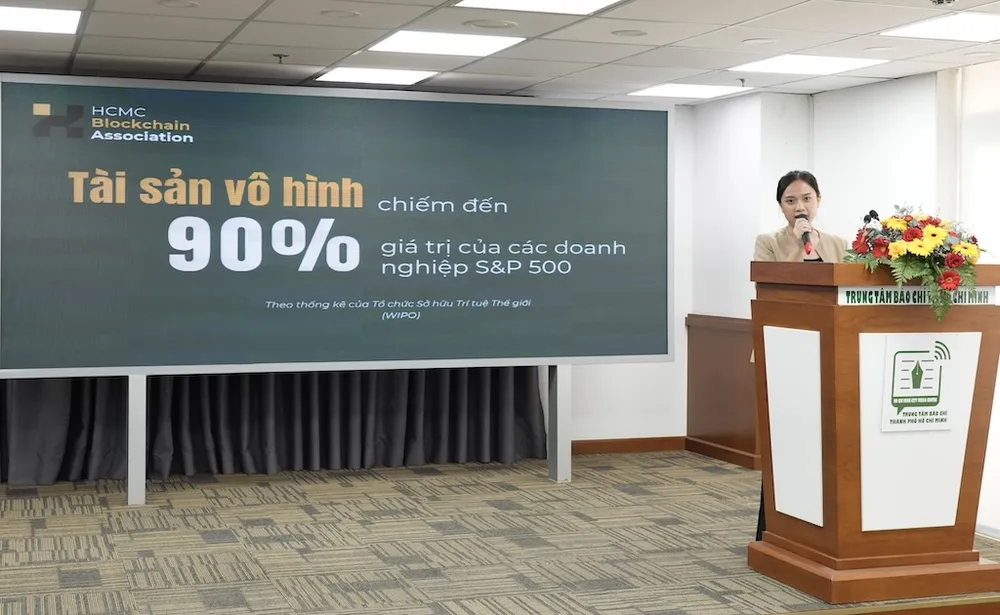 Bà Lê Nguyễn Trà My, đại diện Chi hội Blockchain TPHCM phát biểu tại buổi tọa đàm DSC01175.JPG