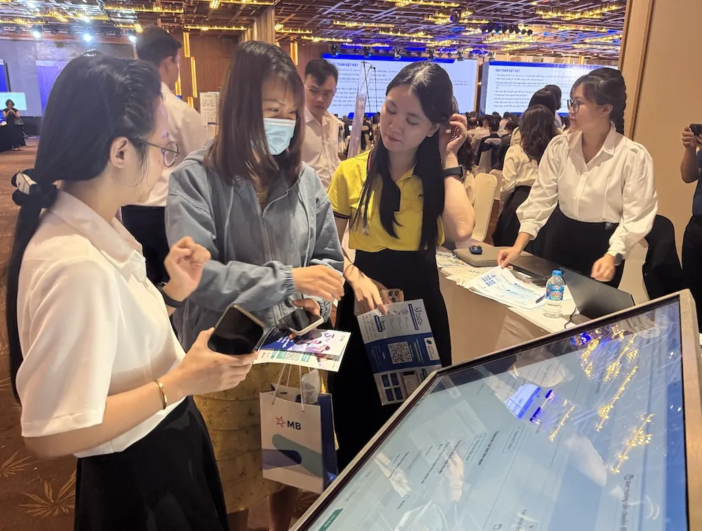 ミサの顧客がプログラムで新製品を体験 IMG_2378.JPG