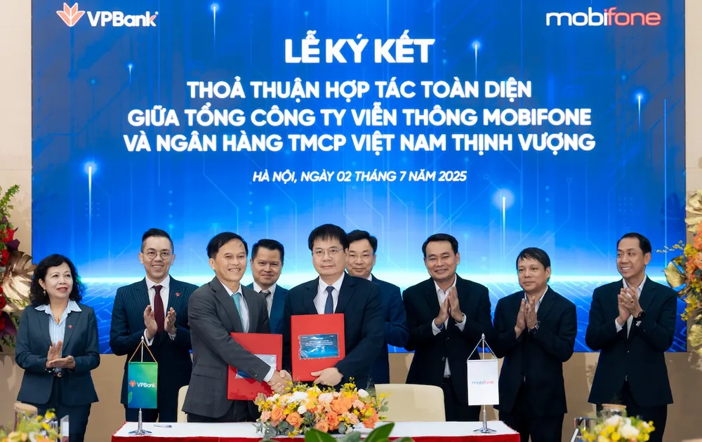 Tổng công ty Viễn thông MobiFone và Ngân hàng TMCP Việt Nam Thịnh Vượng (VPBank) ký kết hợp tác Ảnh 4-13.jpg