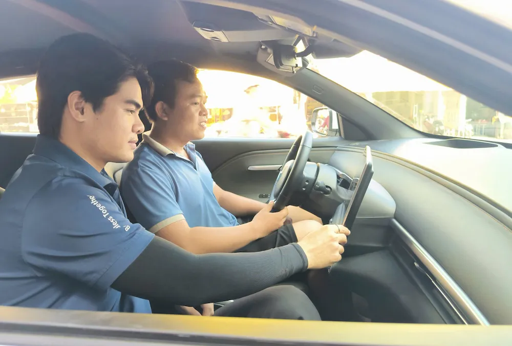 Khách hàng lái thử mẫu xe VinFast VF6 tại VFXanh 2-10.png