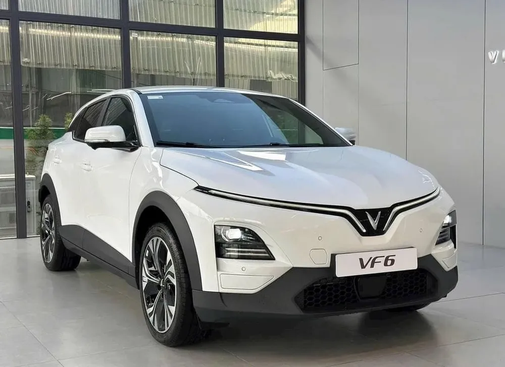 Khách hàng được hỗ trợ lên đời xe điện VF6 trợ giá đến 15 triệu đồng cùng nhiều ưu đãi khác. 468366213_122125653236550434_3746099859895772762_n.jpg