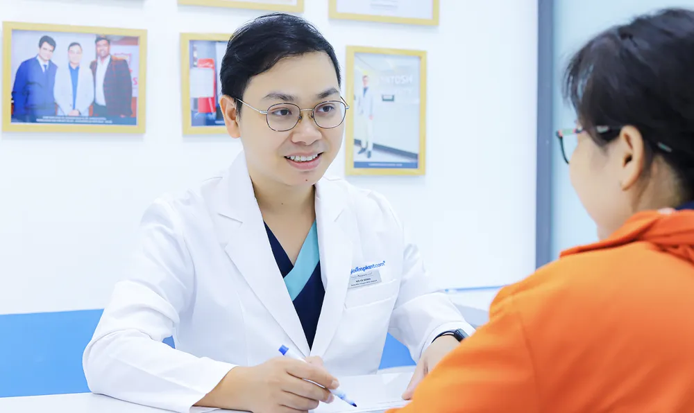 Bác sĩ Võ Tá Dũng, chuyên gia implant với hơn 5.000 ca thành công Ảnh màn hình 2025-08-28 lúc 13.06.24.png