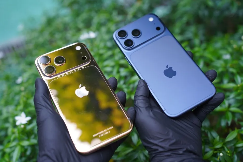 Phone 17 Pro Max mạ vàng và Phone 17 Pro Max nguyên bản Picture2.jpg