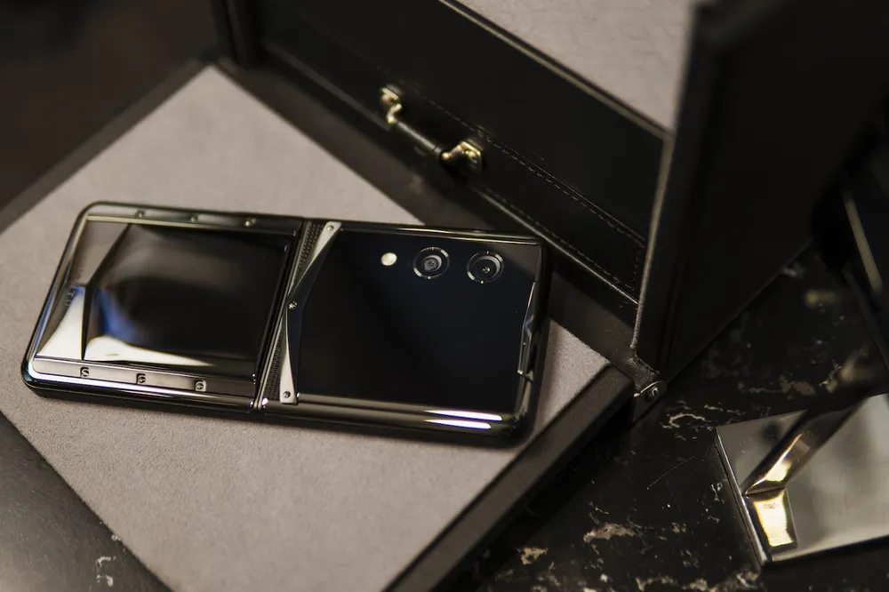 Vertu Quantum Flip nổi bật như biểu tượng của sự độc bản