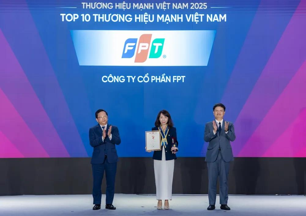Đại diện tập đoàn FPT nhận giải thưởng