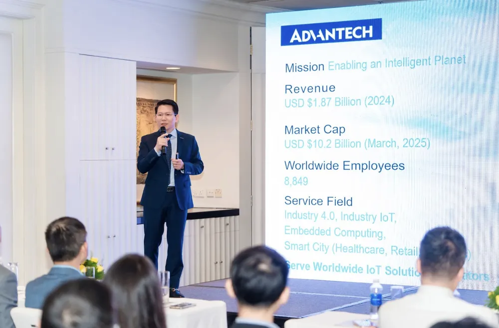 Un reprezentant Advantech împărtășește informații la eveniment Ảnh màn hình 2025-10-11 lúc 16.19.16.png