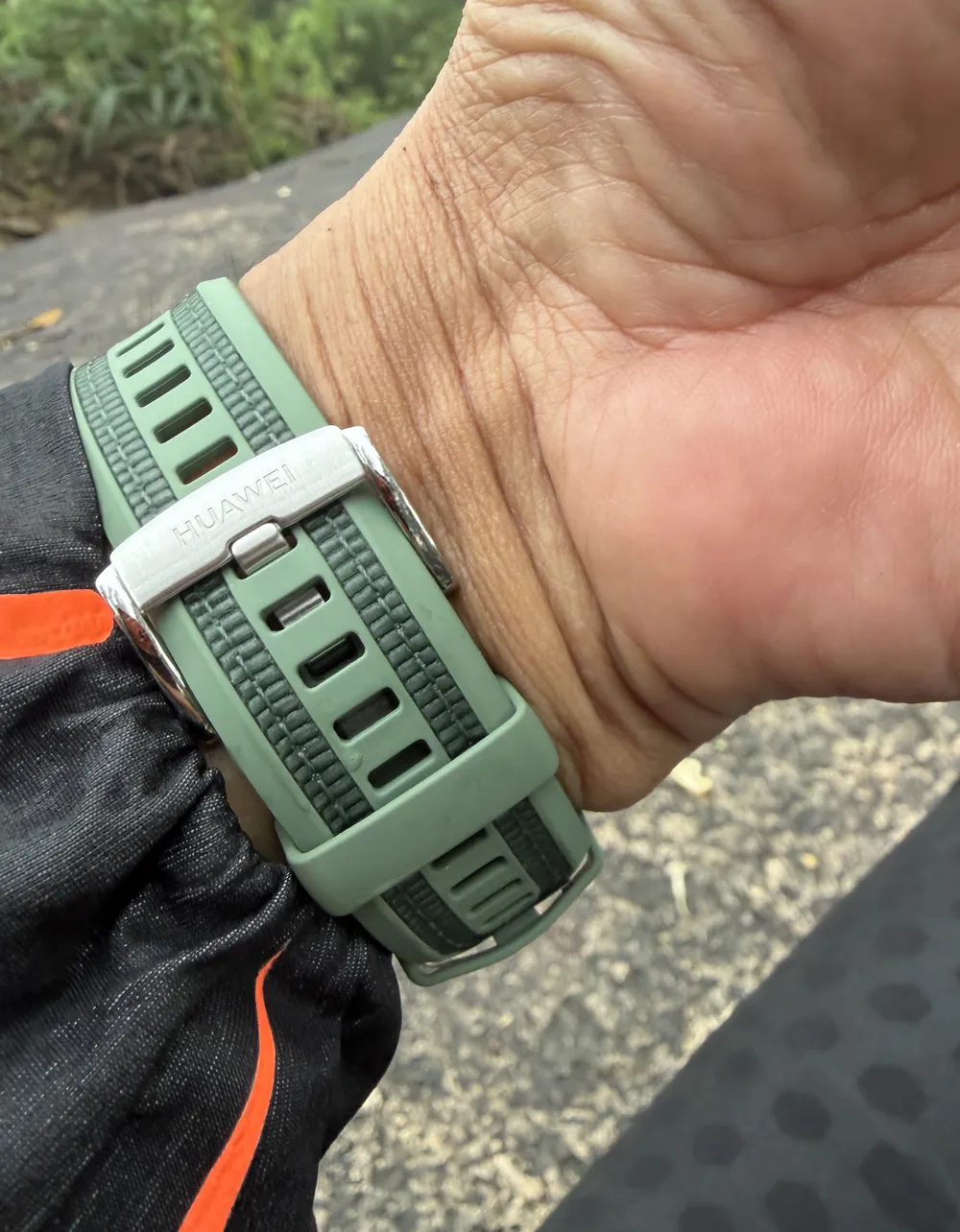 Dây fluoro là lựa chọn lý tưởng cho người hay vận động chống thấm nước, mồ hôi hiệu quả, mềm mại và thoải mái khi đeo cả ngày. Trong trường hợp thực tế này, gặp nhiều mưa và nước, sợi dây đeo thoáng và khô rất nhanh, cho cảm giác rất thoải mái khi đeo 5.JPG
