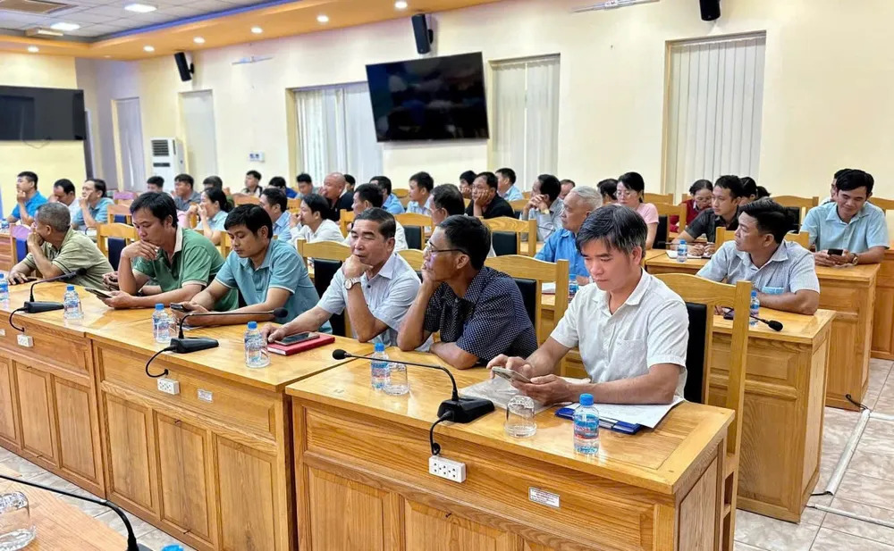 Các công chức tham dự hội nghị tại điểm cầu xã Phú Giáo IMG_6478.JPG