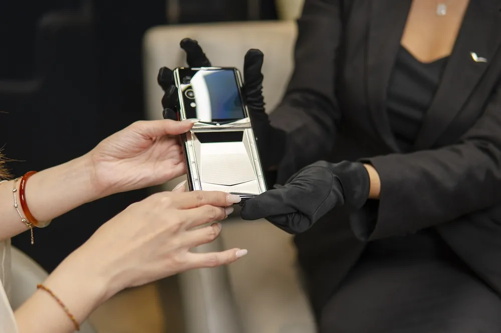 Mỗi chiếc Vertu chính hãng đều kèm theo sách hậu mãi trọn đời DSC00860.JPG