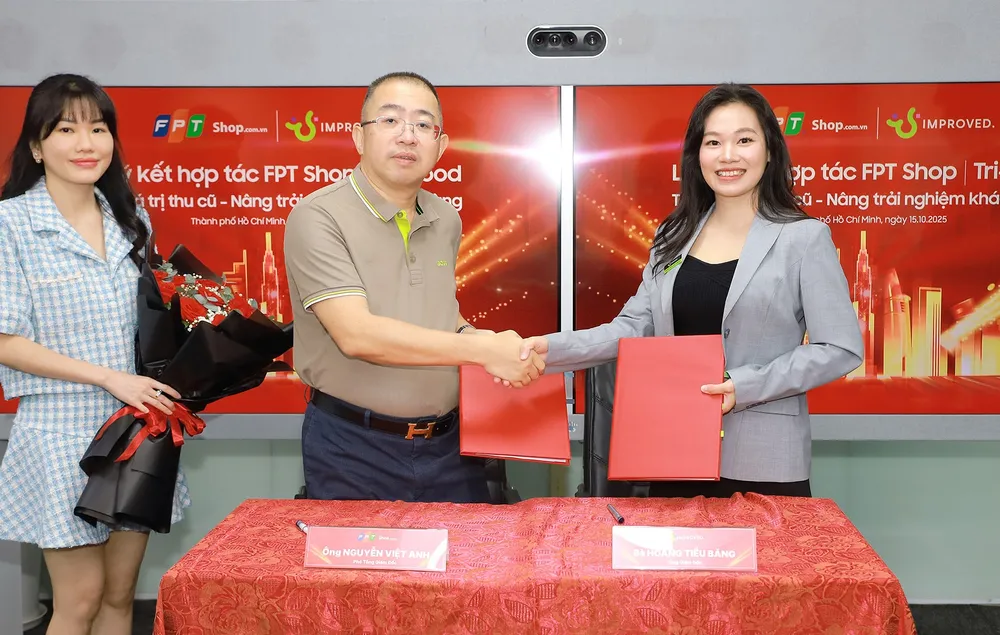 Đại diện FPT Shop và TriGood tại buổi lễ ký kết