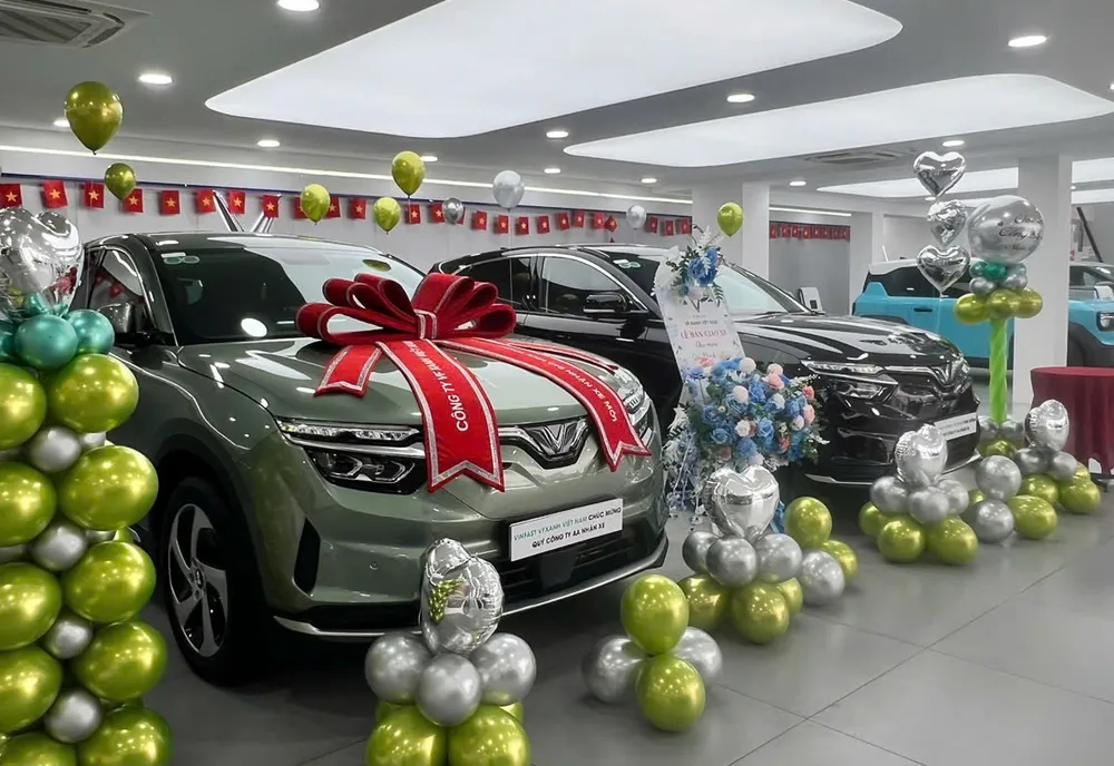 VinFast VF8 với công nghệ hiện đại, khoang nội thất rộng rãi phù hợp cho hộ gia đình.