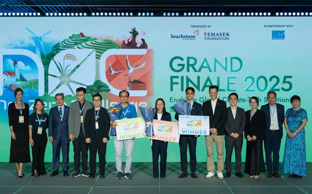 Ban tổ chức trao giải cho các đội đoạt giải.