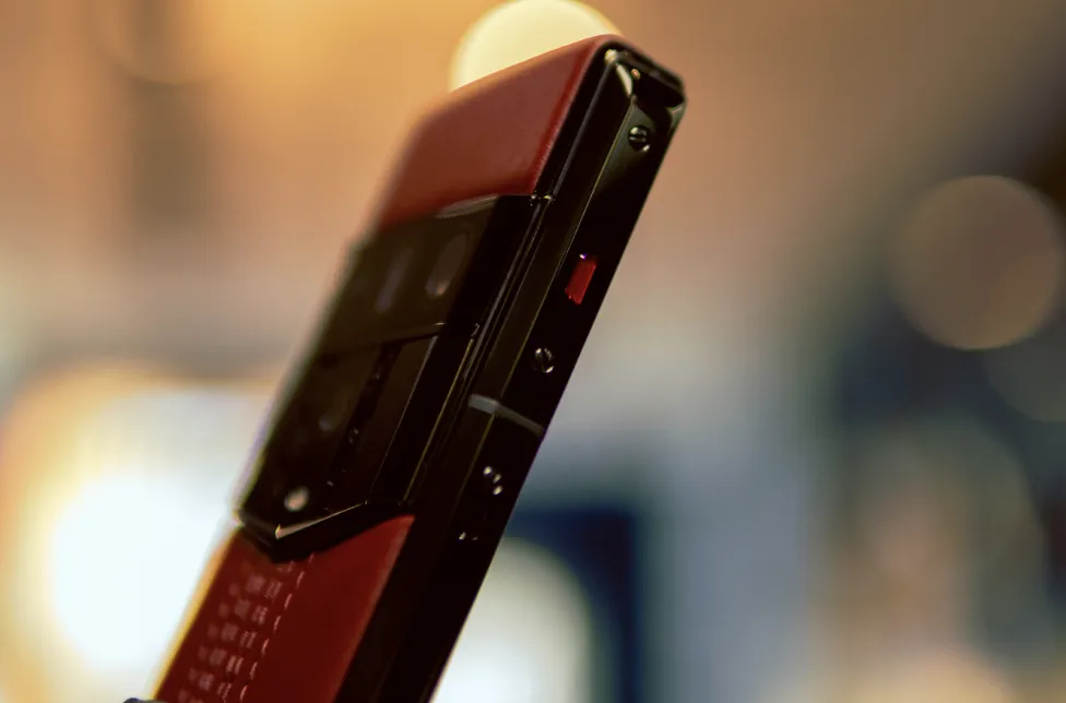 Phím Ruby sở hữu độ hoàn thiện tinh xảo với các giác cắt đa diện hoàn hảo