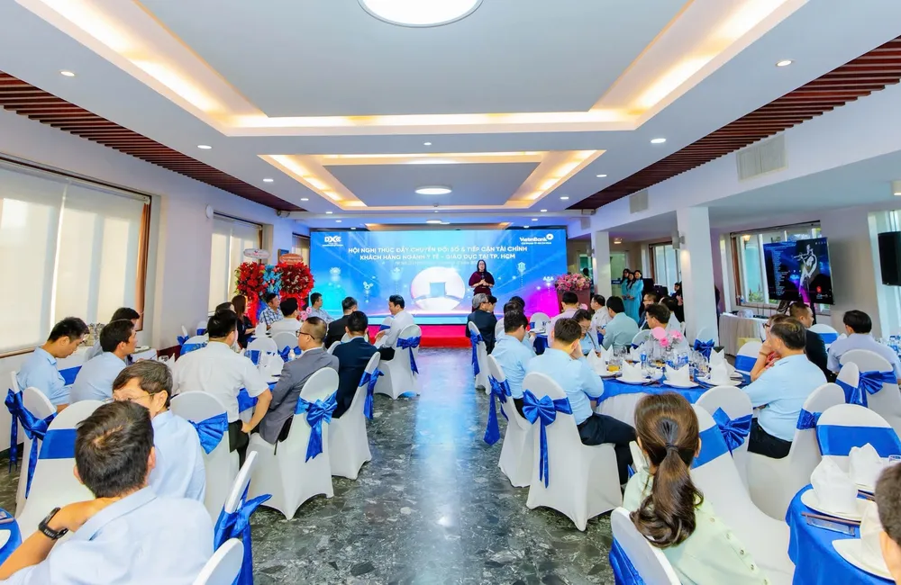 Delegados asistentes a la conferencia sobre la promoción de la transformación digital y el acceso financiero para clientes en los sectores de la salud y la educación en la ciudad de Ho Chi Minh. Hình 2-15.JPG