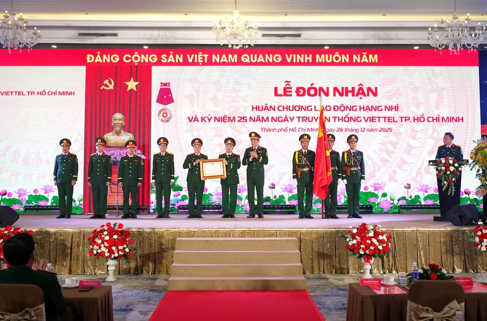 Thiếu tướng Đỗ Minh Phương thừa ủy quyền Chủ tịch nước trao Huân chương Lao động hạng nhì cho Viettel TPHCM