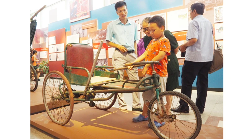 Triển lãm làm sống lại hồi ức dũng cảm, kiên cường của bao lớp cha anh đi trước.