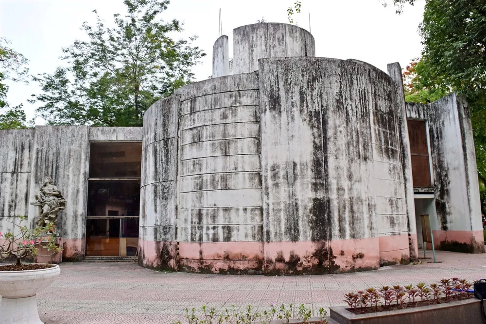 Thay áo mới cho nhà Gương huyền thoại trong công viên Thống Nhất ảnh 1