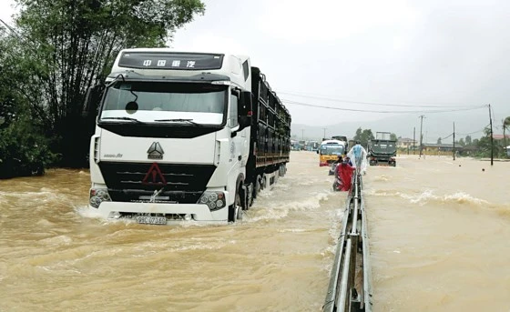 Bão, lũ vừa qua đã gây thiệt hại nặng nề cho các tỉnh miền Trung nên rất cần sự chung tay của toàn xã hội để giúp đỡ người dân khắc phục hậu quả sau bão