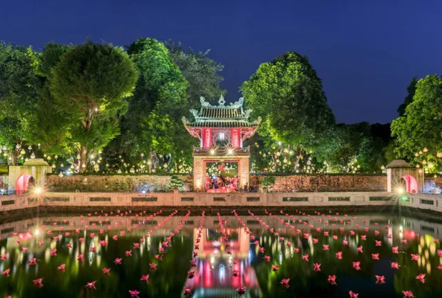 Khách quốc tế bất ngờ với hình ảnh lung linh của Văn Miếu ảnh 1