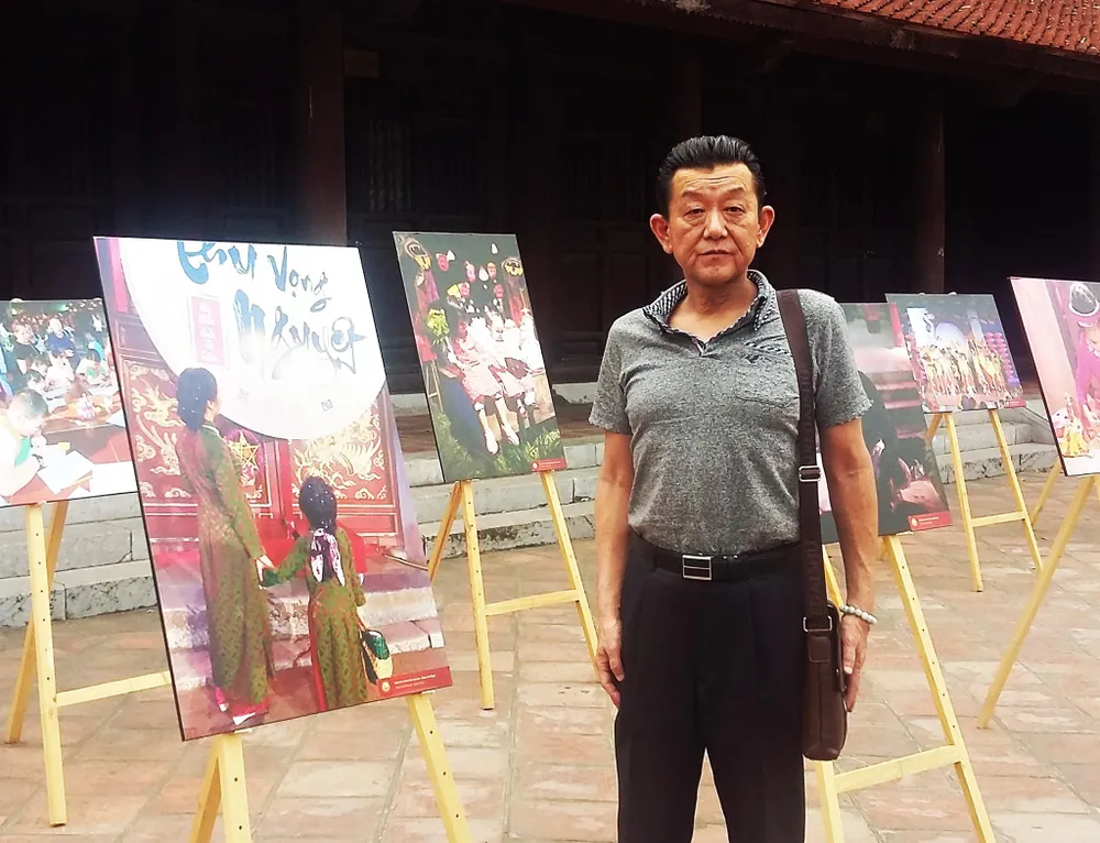 Khách quốc tế bất ngờ với hình ảnh lung linh của Văn Miếu ảnh 3