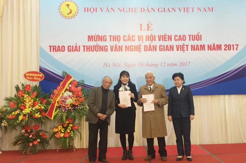 Trao giải cho hai công trình được trao giải Nhất của Hội Văn nghệ dân gian 2017