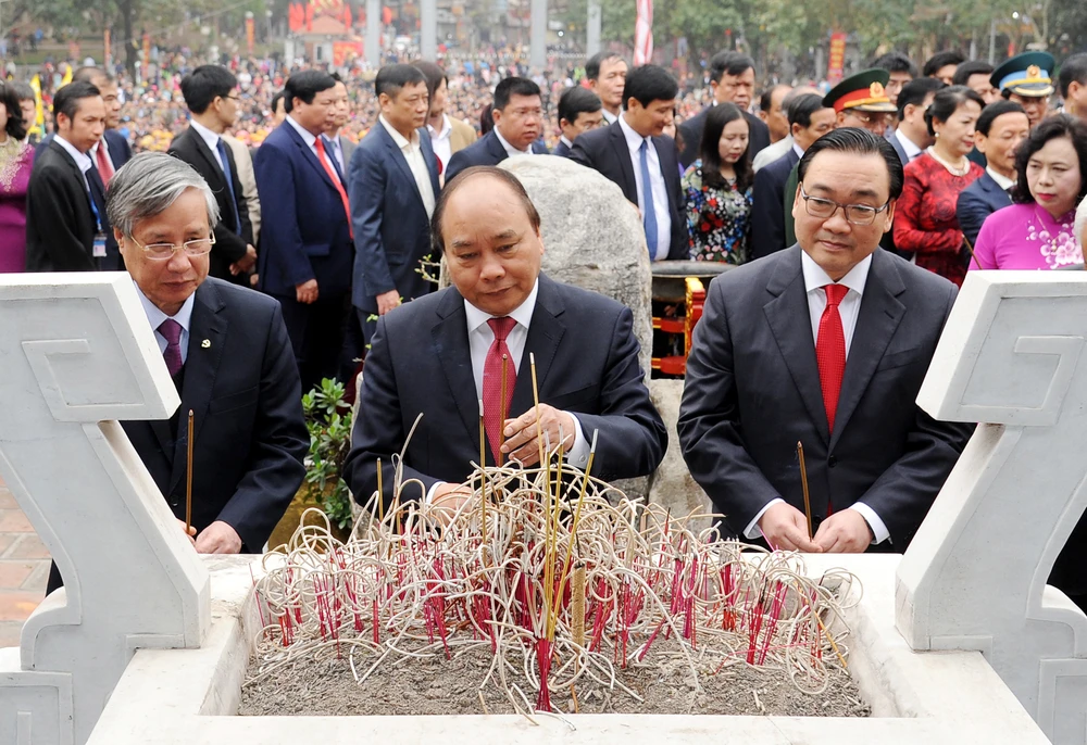 Thủ tướng Nguyễn Xuân Phúc và các đại biểu dâng hương, hoa tại Tượng đài Hoàng đế Quang Trung. Ảnh: VGP