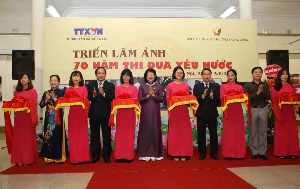 Triển lãm 100 bức ảnh “70 năm thi đua yêu nước“ ảnh 1 Triển lãm 100 bức ảnh “70 năm thi đua yêu nước“ ảnh 1