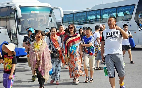 Du khách Trung Quốc tại Nha Trang. Ảnh: VĂN NGỌC