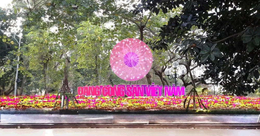 Hồ Gươm lung linh với nhiều công trình điêu khắc ánh sáng ảnh 1 Hồ Gươm lung linh với nhiều công trình điêu khắc ánh sáng ảnh 1