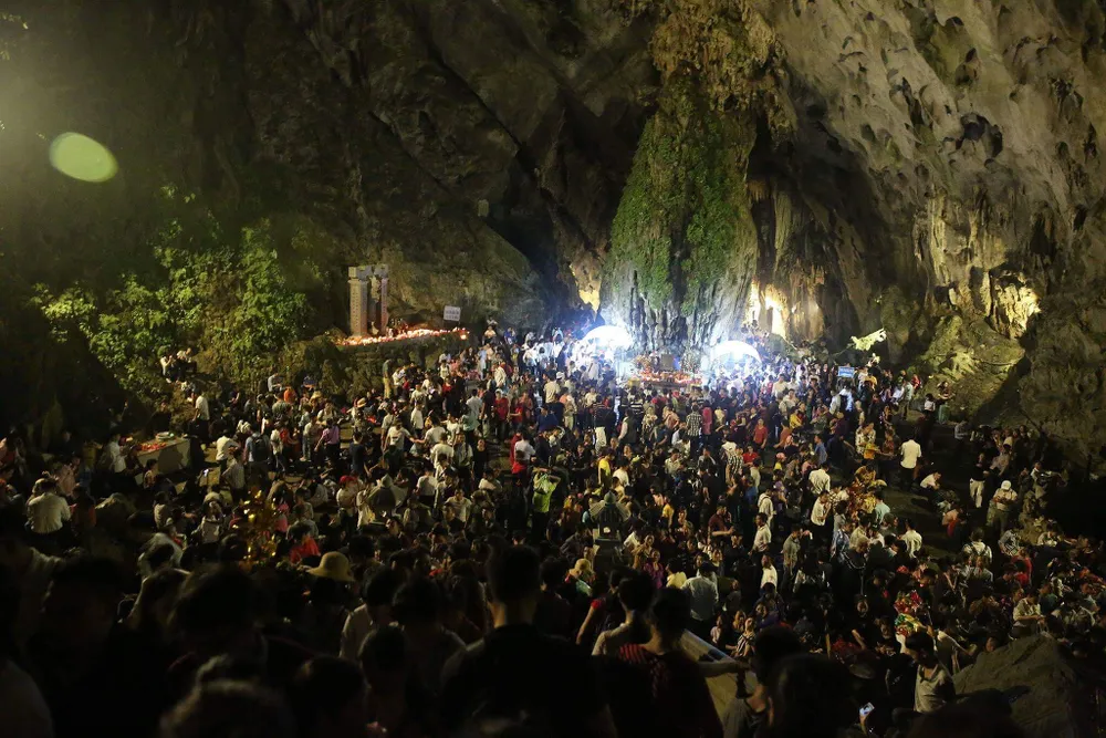 Dòng người đổ về khai hội chùa Hương ảnh 2