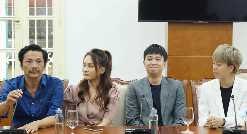 Đoàn làm phim “Về nhà đi con” nhận bằng khen của Bộ VH-TT-DL ảnh 2