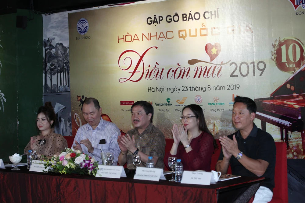 Lần đầu tiên ca khúc rock được biểu diễn trong Điều còn mãi