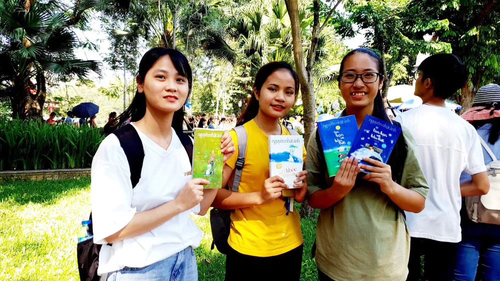 Hàng nghìn bạn đọc Hà Nội say sưa “Làm bạn với bầu trời” ảnh 1