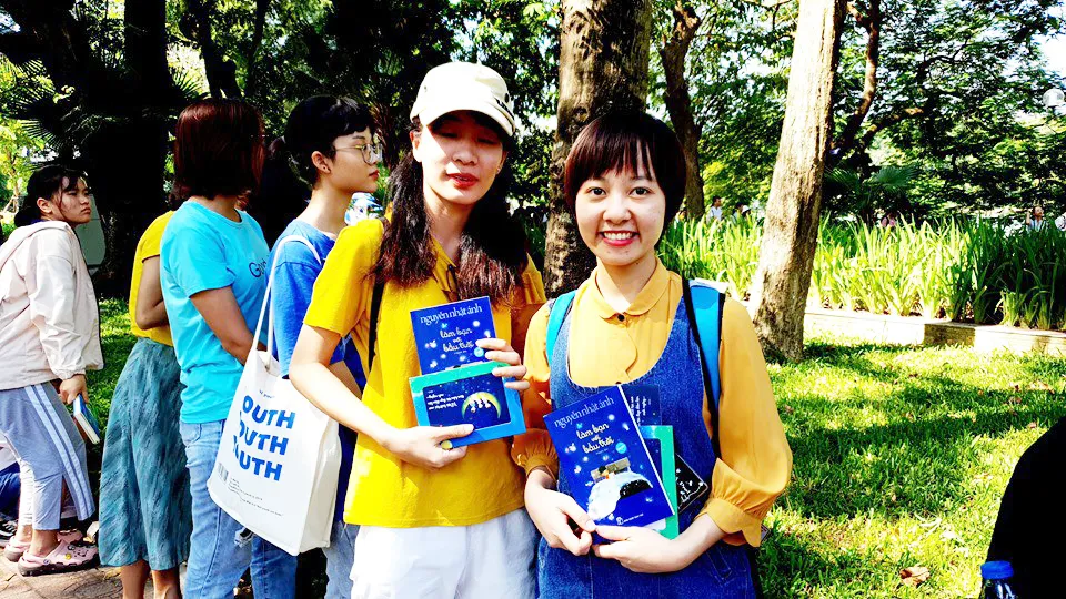 Hàng nghìn bạn đọc Hà Nội say sưa “Làm bạn với bầu trời” ảnh 2