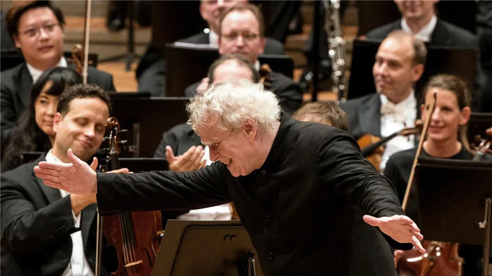 Nhạc trưởng lừng danh Sir Simon Rattle sẽ biểu diễn tại Hồ Hoàn Kiếm ảnh 1 Nhạc trưởng lừng danh Sir Simon Rattle sẽ biểu diễn tại Hồ Hoàn Kiếm ảnh 1