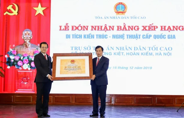 Bộ trưởng Bộ VH-TT-DL Nguyễn Ngọc Thiện trao bằng xếp hạng Di tích Kiến trúc- Nghệ thuật cấp Quốc gia cho đại diện Tòa án nhân dân tối cao