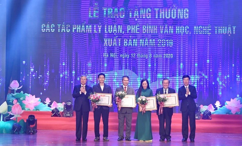 Trao tặng thưởng 15 tác phẩm lý luận, phê bình Văn học Nghệ thuật ảnh 1 Trao tặng thưởng 15 tác phẩm lý luận, phê bình Văn học Nghệ thuật ảnh 1