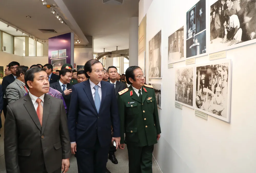 Trưng bày hơn 100 tư liệu hình ảnh quý về tình hữu nghị Việt Nam - Lào ảnh 1