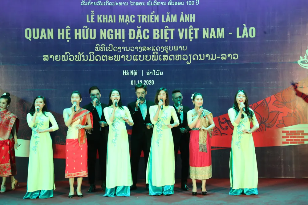 Trưng bày hơn 100 tư liệu hình ảnh quý về tình hữu nghị Việt Nam - Lào ảnh 2