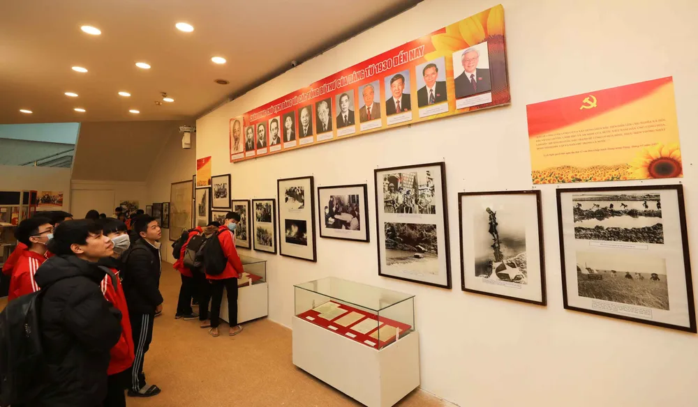 Triển lãm “Đảng ta thật là vĩ đại” - Khẳng định niềm tin son sắt ảnh 2