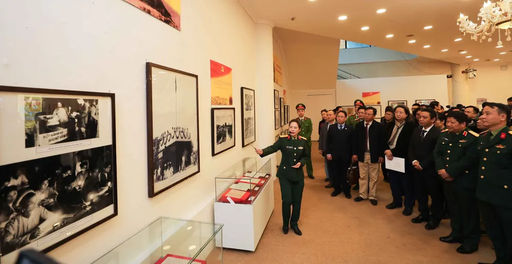 Triển lãm “Đảng ta thật là vĩ đại” - Khẳng định niềm tin son sắt ảnh 1