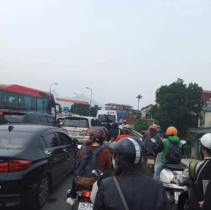 “Biển người” chen chân ở Tam Chúc - Hà Nam  ảnh 1